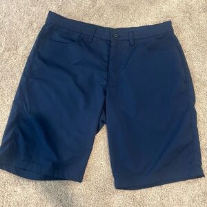 Dark blue men’s golf shorts under armor